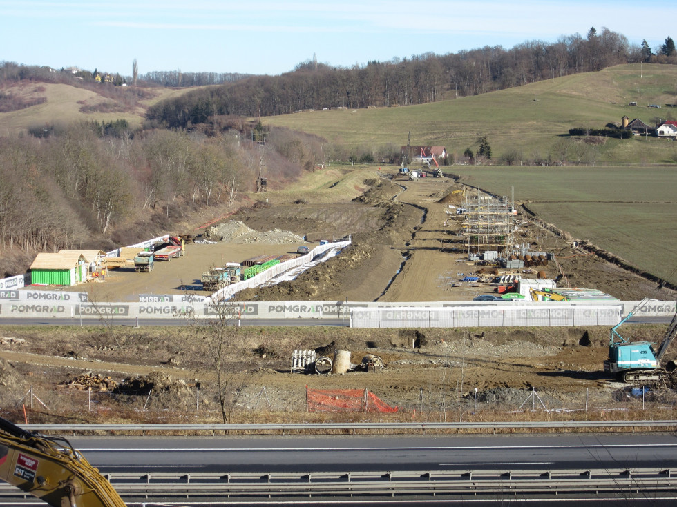Pilotiranje-globokega-temeljenja-viadukta-in-izvedba-temeljnih-blazin-Viadukta-PESNICA__FitWzk4MCw5ODAsIjhlNGI3ODJlMWMiXQ