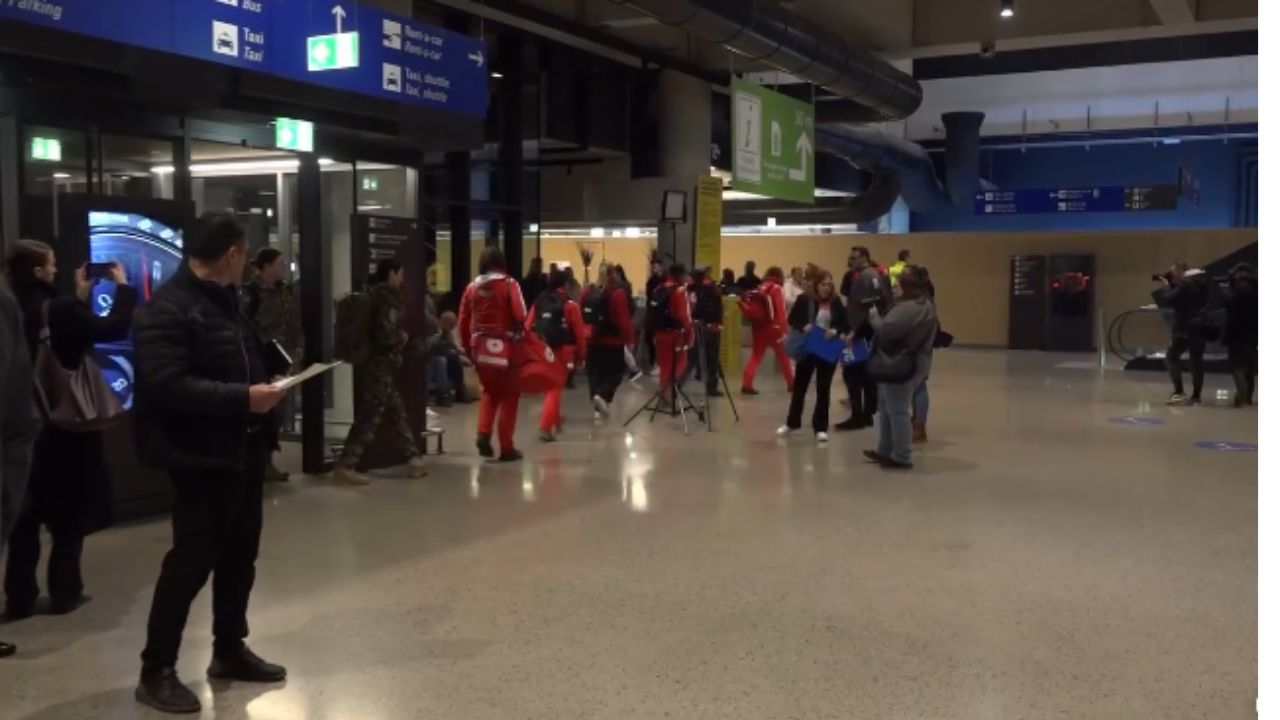 40 ur poti, zmeda in jeza: potniki kritični do ravnanja vlade